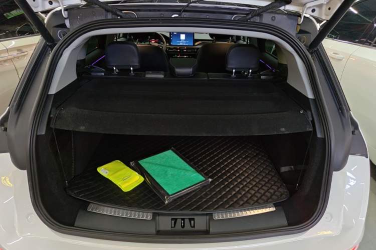 Used Lincoln Corsair 2022 2.0T Two-Wheel Drive Deluxe Edition Trunk
