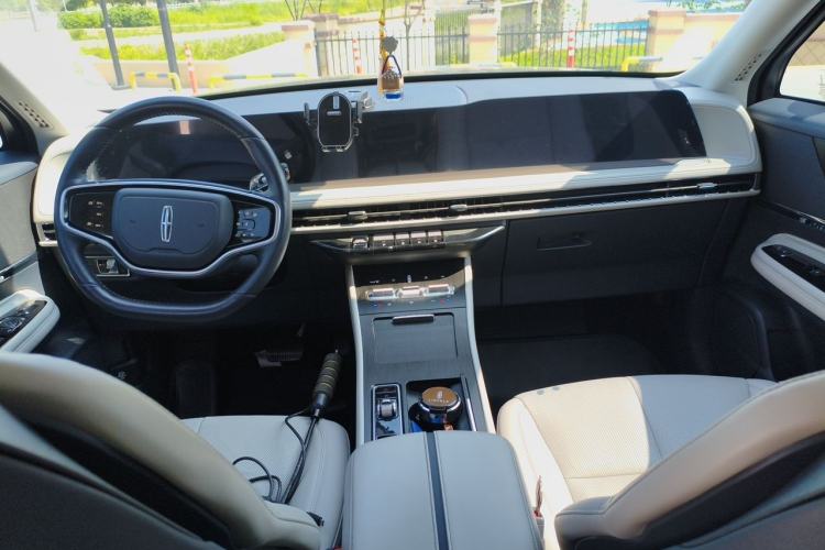 Used Lincoln Corsair 2023 2.0T Two-Wheel Drive Luxury Edition Center Console