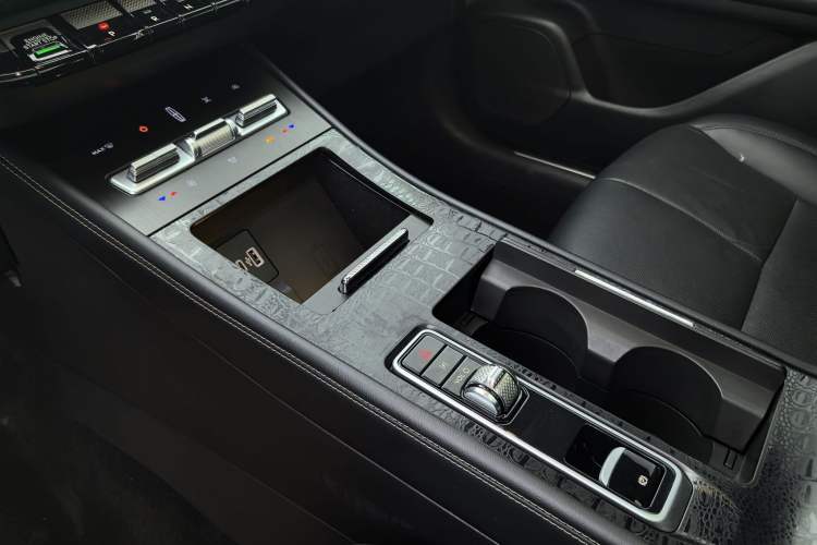 Used Lincoln Corsair 2023 2.0T Two-Wheel-Drive Luxury Edition Interior 3