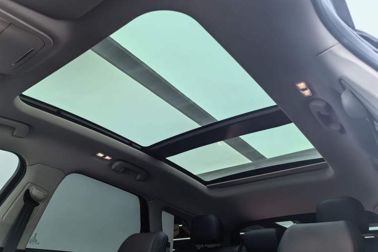 Used Lincoln Corsair 2023 2.0T Two-Wheel-Drive Luxury Edition Interior 6