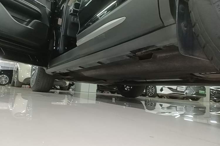 Used Lincoln Corsair 2023 2.0T Two-Wheel Drive Luxury Edition Left Side Sill