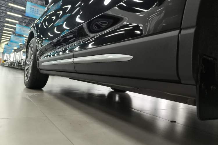 Used Lincoln Corsair 2023 2.0T Two-Wheel-Drive Luxury Edition Left Side Sill