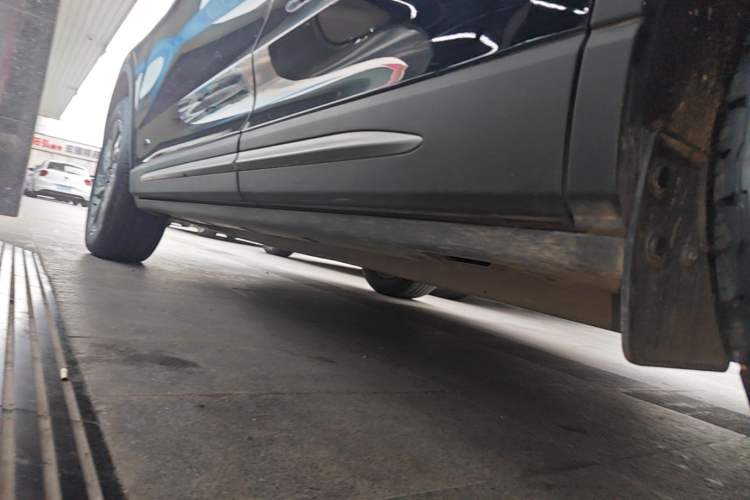 Used Lincoln Corsair 2023 2.0T Two-Wheel Drive Luxury Edition Left Side Sill
