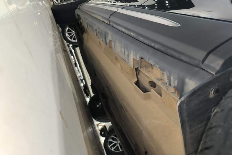 Used Lincoln Corsair 2023 2.0T Two-Wheel Drive Luxury Edition Left Side Sill