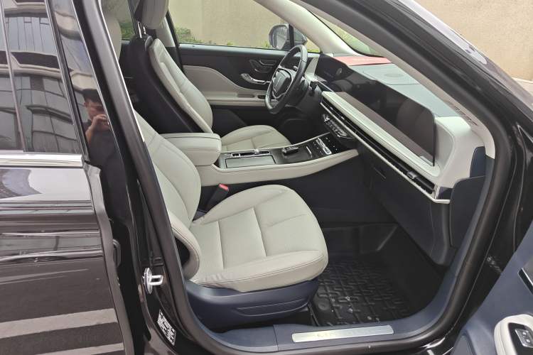 Used Lincoln Corsair 2023 2.0T Two-Wheel Drive Luxury Edition Right Front Seat