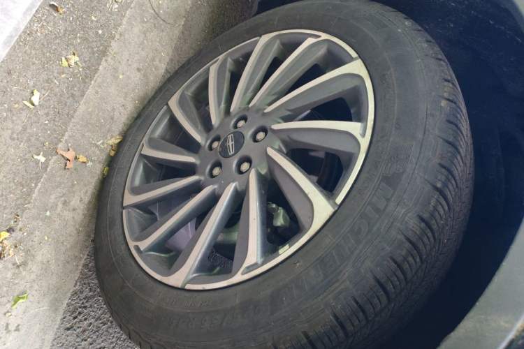 Used Lincoln Corsair 2023 2.0T Two-Wheel-Drive Luxury Edition Right Front Wheel Hub