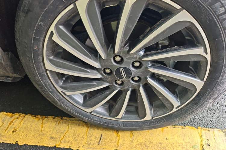 Used Lincoln Corsair 2023 2.0T Two-Wheel-Drive Luxury Edition Right Front Wheel Hub