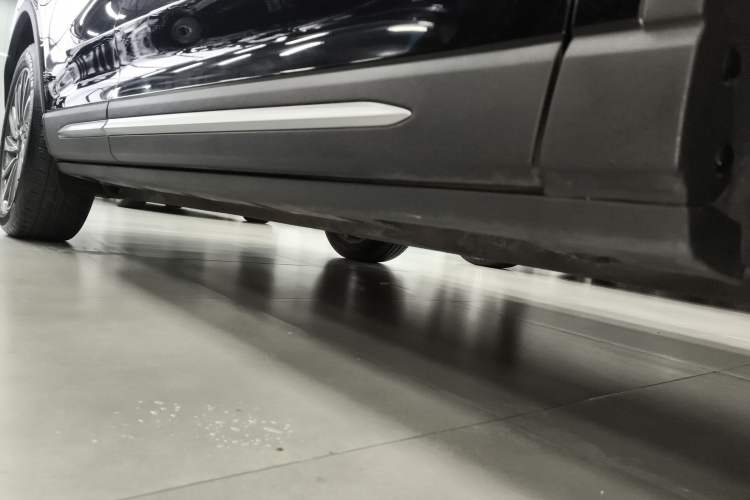 Used Lincoln Corsair 2023 2.0T Two-Wheel-Drive Luxury Edition Right Side Sill