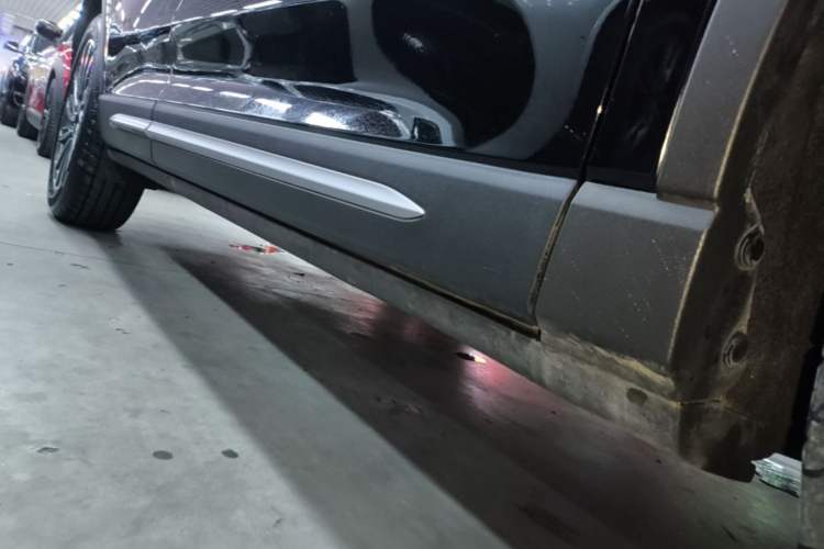 Used Lincoln Corsair 2023 2.0T Two-Wheel Drive Luxury Edition Right Side Sill