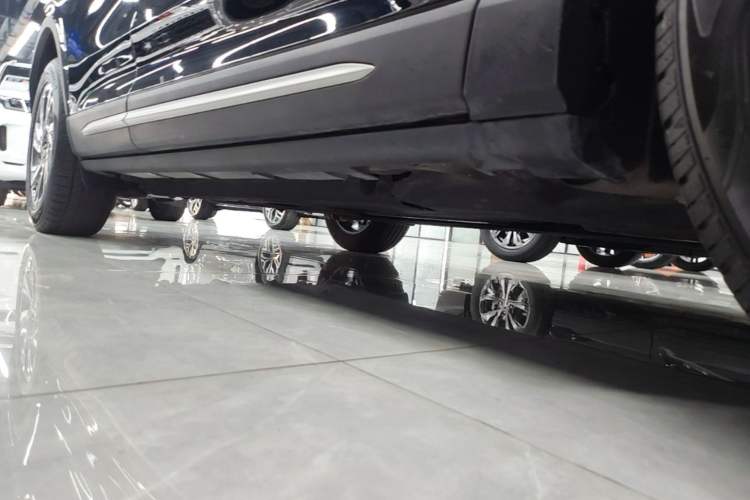 Used Lincoln Corsair 2023 2.0T Two-Wheel Drive Luxury Edition Right Side Sill