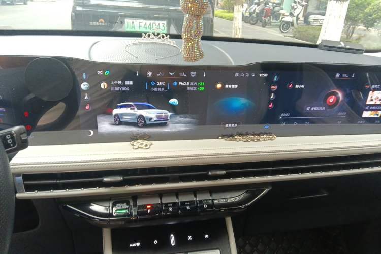 Used Lincoln Corsair 2023 2.0T Two-Wheel Drive Luxury Edition Audio And AC Panel