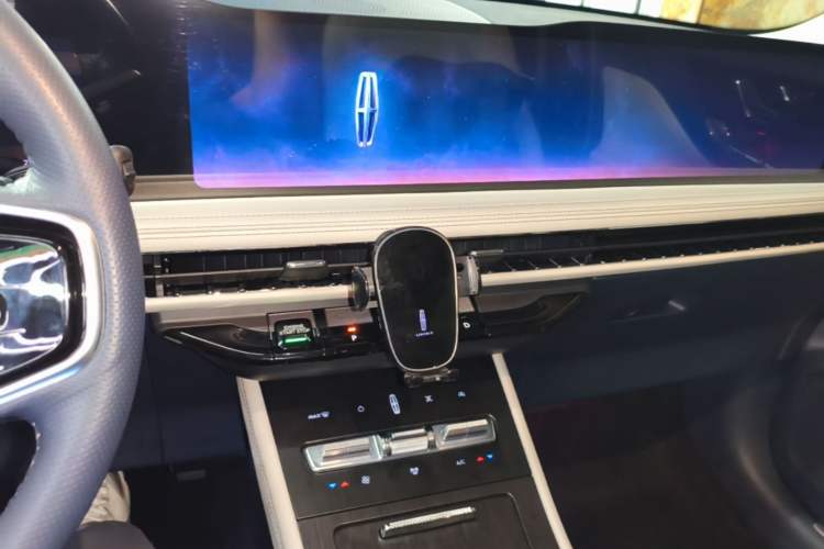 Used Lincoln Corsair 2023 2.0T Two-Wheel Drive Luxury Edition Audio And AC Panel