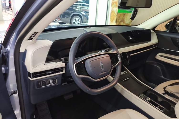 Used Lincoln Corsair 2023 2.0T Two-Wheel Drive Luxury Edition Center Console