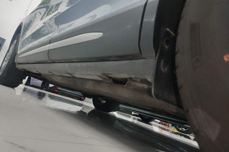 Used Lincoln Corsair 2023 2.0T Two-Wheel Drive Luxury Edition Left Side Sill
