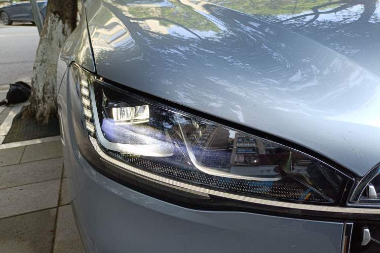 Used Lincoln Corsair 2023 2.0T Two-Wheel-Drive Luxury Edition Right Front Headlight