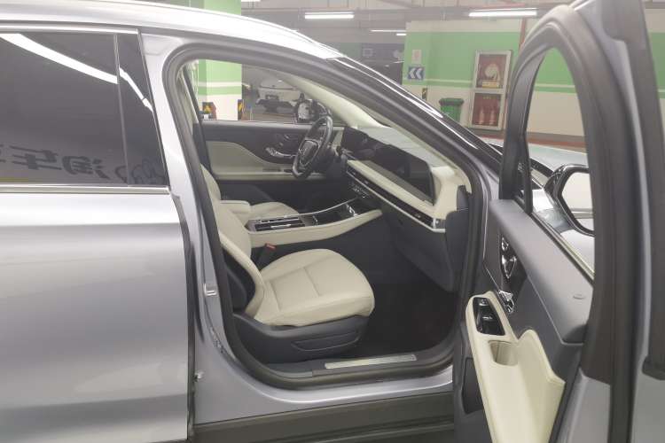 Used Lincoln Corsair 2023 2.0T Two-Wheel Drive Luxury Edition Right Front Seat