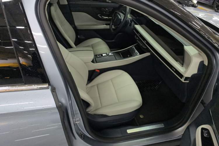 Used Lincoln Corsair 2023 2.0T Two-Wheel-Drive Luxury Edition Right Front Seat