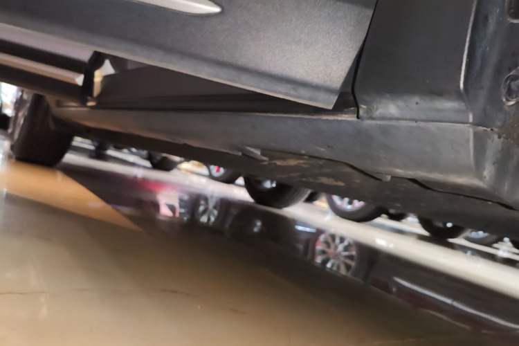 Used Lincoln Corsair 2023 2.0T Two-Wheel Drive Luxury Edition Right Side Sill