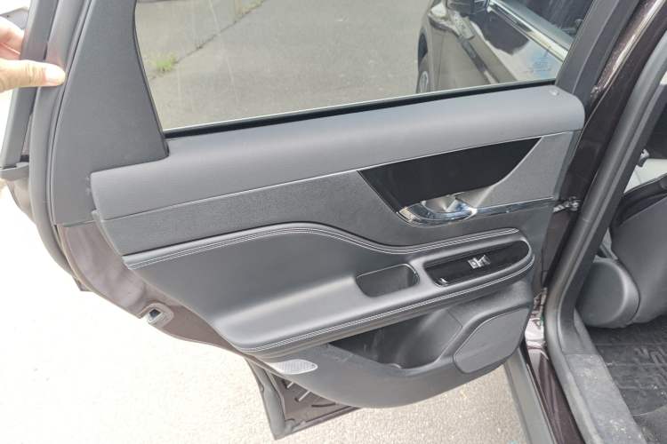 Used Lincoln Corsair 2023 2.0T Two-Wheel-Drive Luxury Edition Left Rear Door Interior