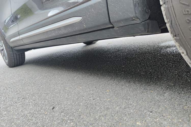Used Lincoln Corsair 2023 2.0T Two-Wheel-Drive Luxury Edition Right Side Sill