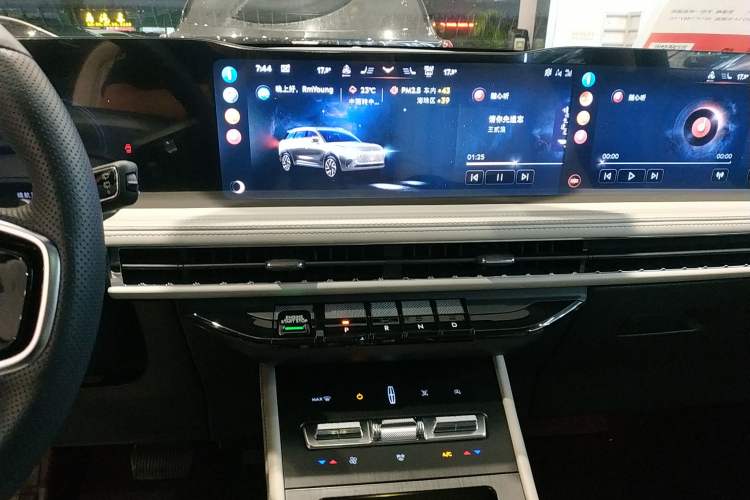 Used Lincoln Corsair 2023 2.0T Two-Wheel-Drive Luxury Edition Audio And AC Panel