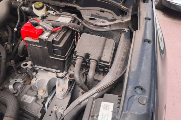 Used Lincoln Corsair 2023 2.0T Two-Wheel-Drive Luxury Edition Engine Bay Left