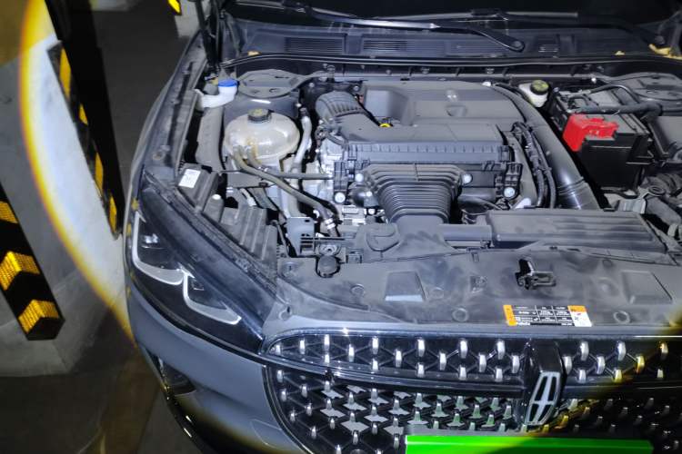 Used Lincoln Corsair 2023 2.0T All-Wheel-Drive Prestige Version Engine Bay Right