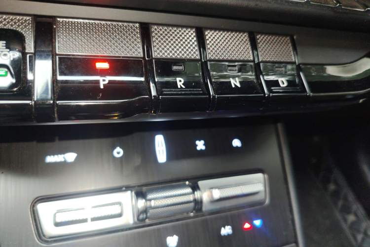Used Lincoln Corsair 2023 2.0T Two-Wheel Drive Luxury Edition Gear Lever