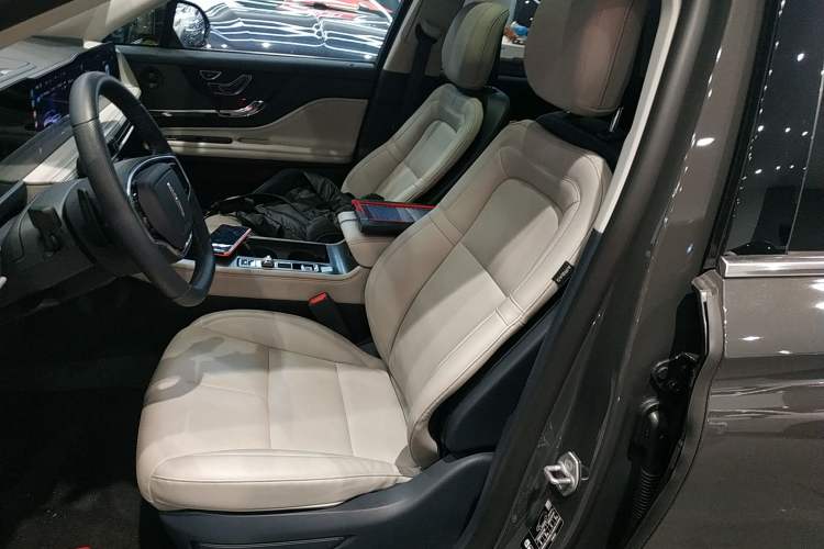 Used Lincoln Corsair 2023 2.0T Two-Wheel-Drive Luxury Edition Left Front Seat