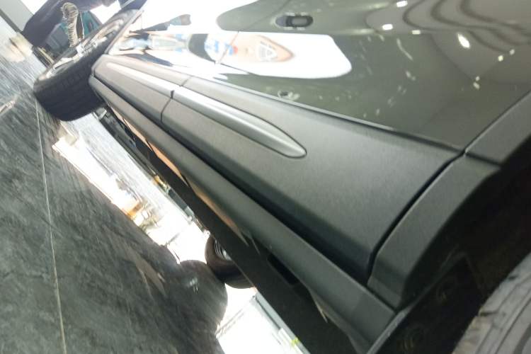 Used Lincoln Corsair 2023 2.0T Two-Wheel Drive Luxury Edition Left Side Sill