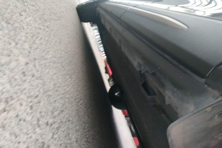 Used Lincoln Corsair 2023 2.0T Two-Wheel Drive Luxury Edition Left Side Sill