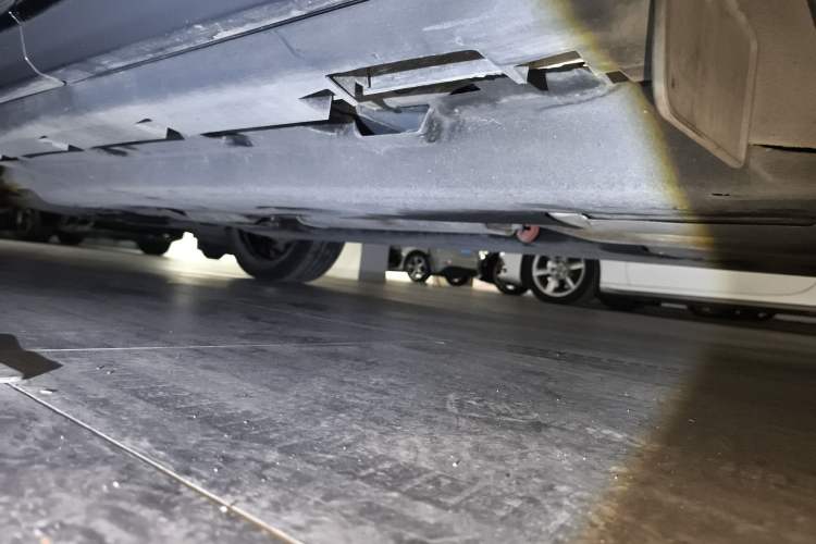 Used Lincoln Corsair 2023 2.0T All-Wheel-Drive Prestige Version Left Side Sill