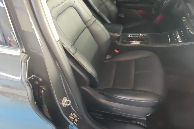 Used Lincoln Corsair 2023 2.0T Two-Wheel Drive Luxury Edition Right Front Seat