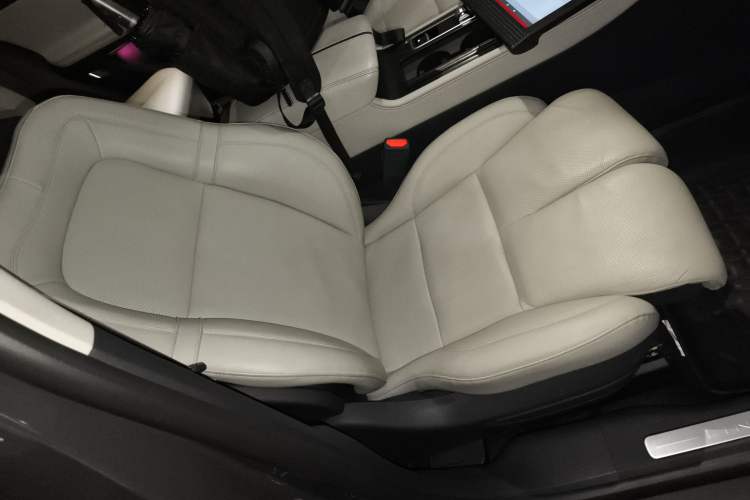 Used Lincoln Corsair 2023 2.0T All-Wheel-Drive Prestige Version Right Front Seat