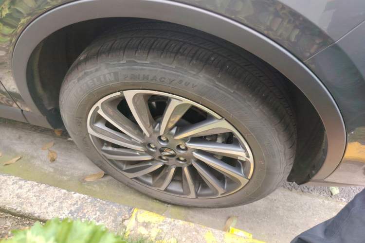 Used Lincoln Corsair 2023 2.0T Two-Wheel Drive Luxury Edition Right Front Wheel Hub