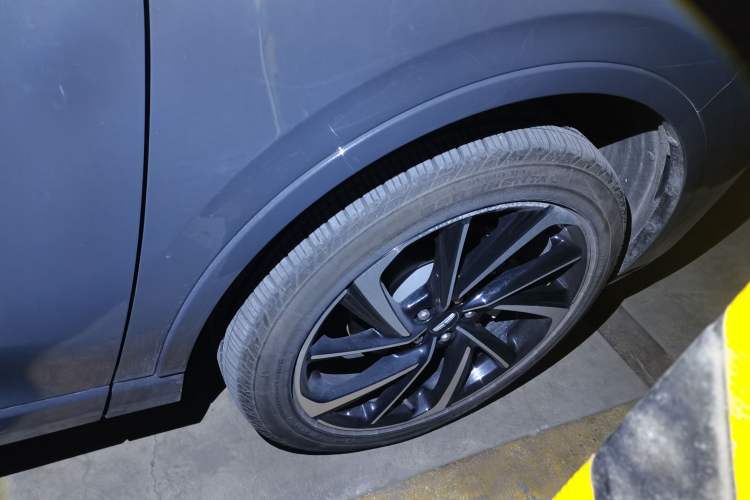 Used Lincoln Corsair 2023 2.0T All-Wheel-Drive Prestige Version Right Front Wheel Hub