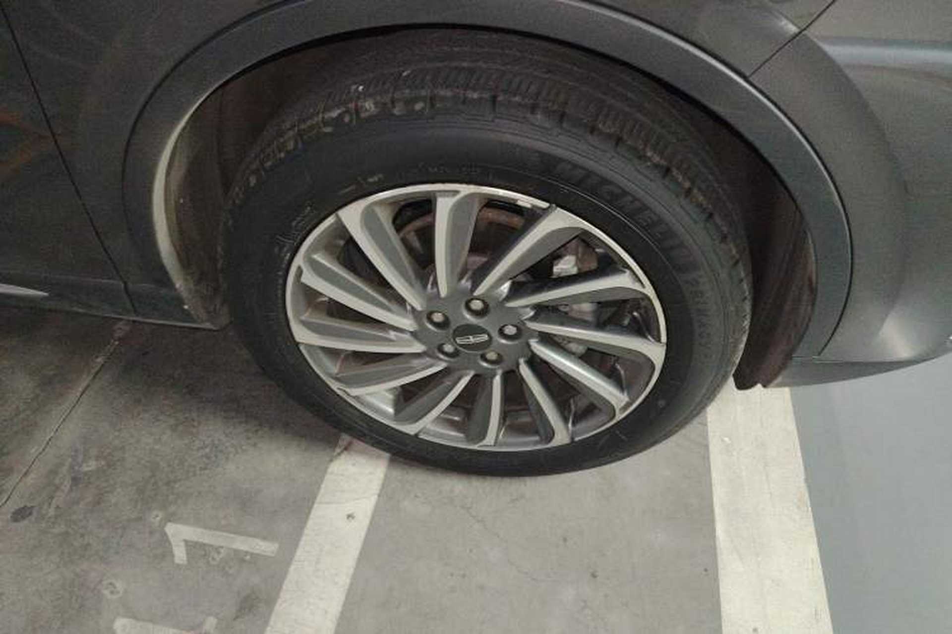 Used Lincoln Corsair 2023 2.0T Two-Wheel-Drive Luxury Edition Right Front Wheel Hub