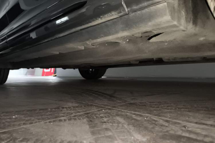 Used Lincoln Corsair 2023 2.0T All-Wheel-Drive Prestige Version Right Side Sill