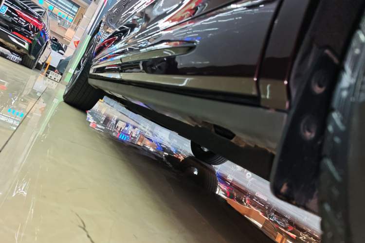 Used Lincoln Corsair 2023 2.0T All-Wheel-Drive Prestige Version Left Side Sill