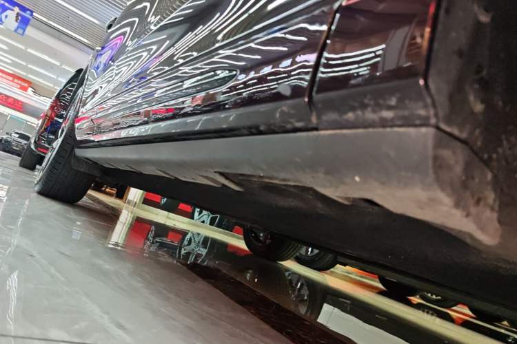 Used Lincoln Corsair 2023 2.0T All-Wheel-Drive Prestige Version Right Side Sill