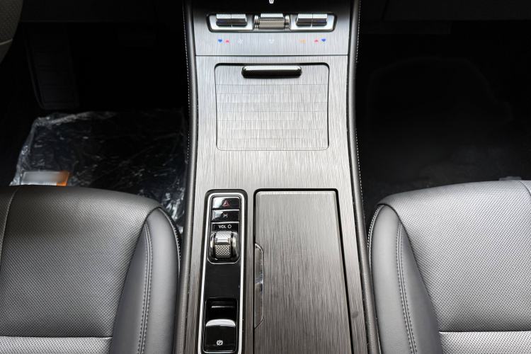 Used Lincoln Corsair 2023 2.0T Two-Wheel-Drive Luxury Edition Interior 6