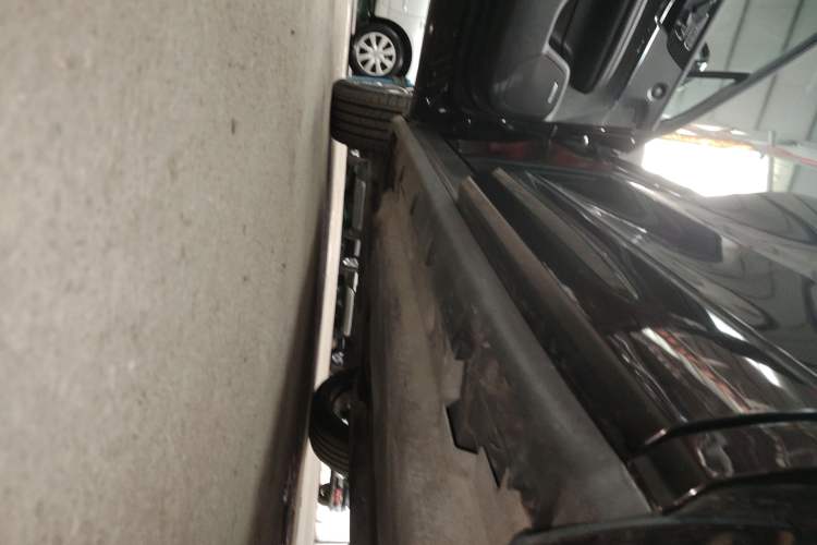 Used Lincoln Corsair 2023 2.0T All-Wheel-Drive Prestige Version Left Side Sill