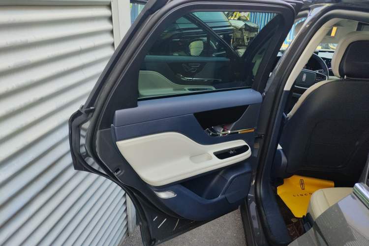 Used Lincoln Corsair 2023 2.0T Two-Wheel Drive Luxury Edition Left Rear Door Interior
