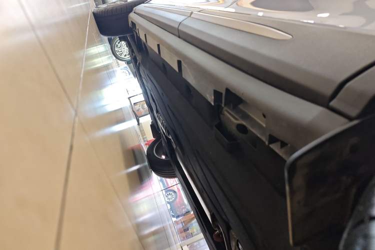 Used Lincoln Corsair 2023 2.0T Two-Wheel-Drive Luxury Edition Left Side Sill
