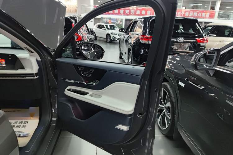 Used Lincoln Corsair 2023 2.0T Two-Wheel-Drive Luxury Edition Right Front Door Interior