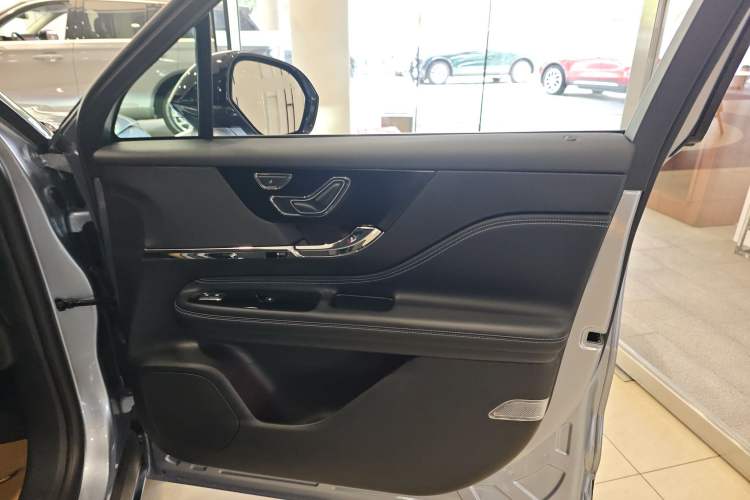Used Lincoln Corsair 2023 2.0T Two-Wheel-Drive Luxury Edition Right Front Door Interior