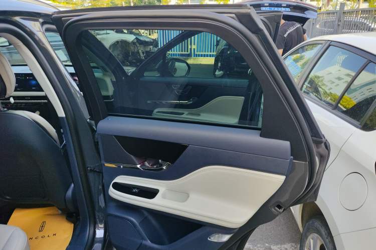 Used Lincoln Corsair 2023 2.0T Two-Wheel Drive Luxury Edition Right Rear Door Interior