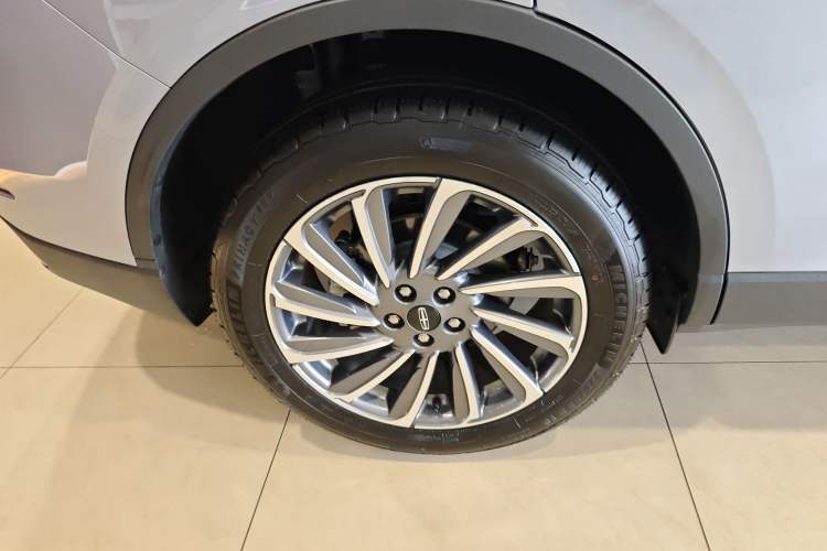 Used Lincoln Corsair 2023 2.0T Two-Wheel-Drive Luxury Edition Right Rear Wheel Hub