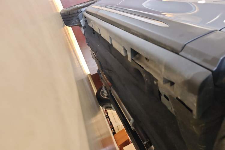 Used Lincoln Corsair 2023 2.0T Two-Wheel-Drive Luxury Edition Right Side Sill