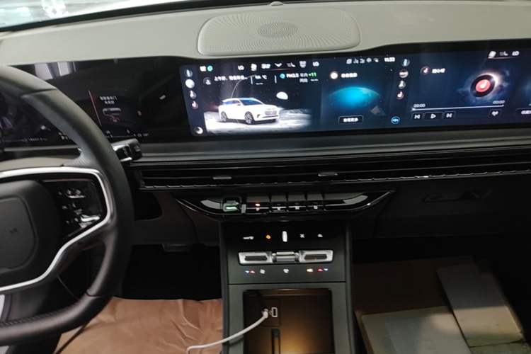 Used Lincoln Corsair 2023 2.0T Two-Wheel Drive Luxury Edition Audio And AC Panel
